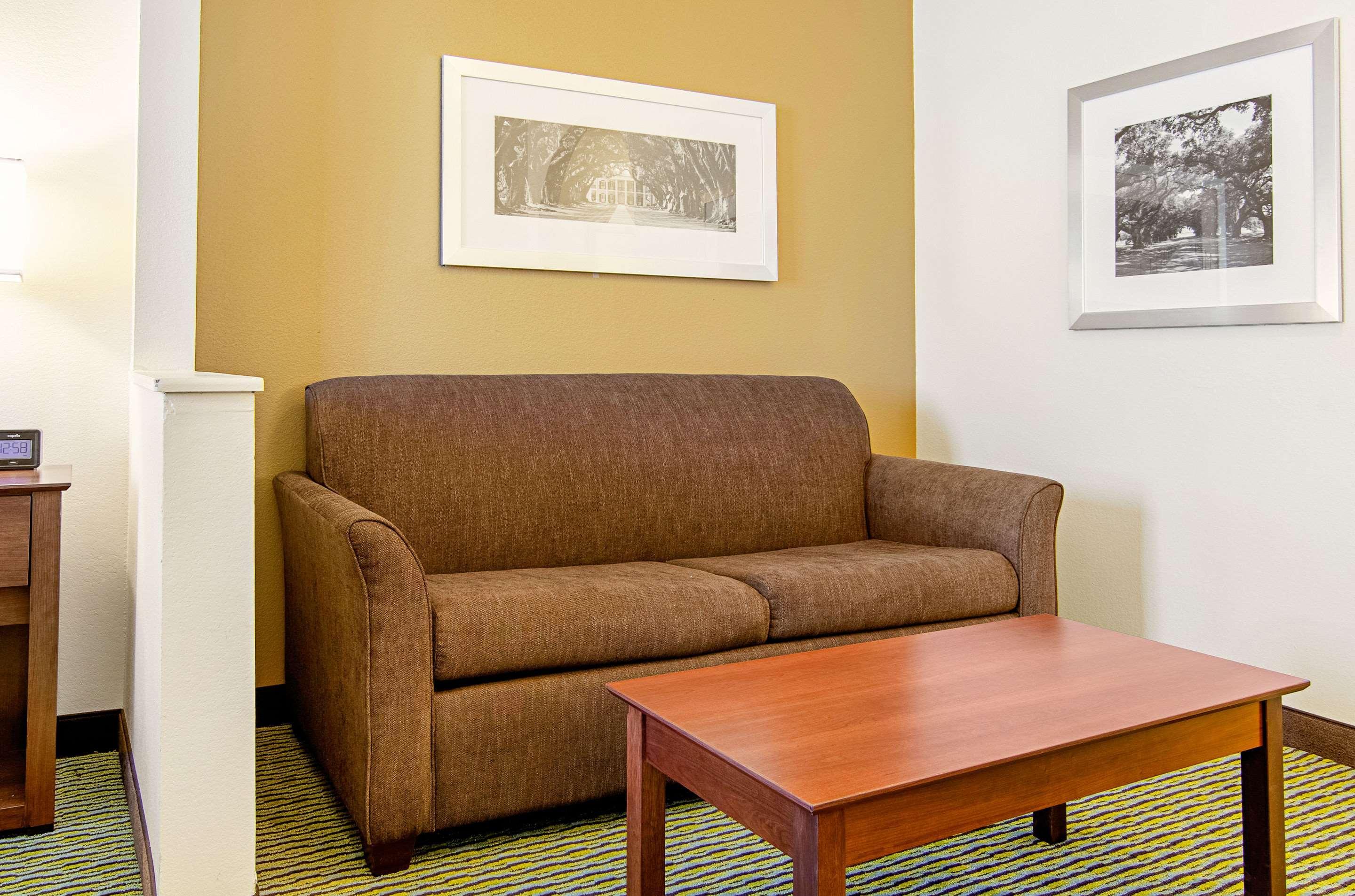 Quality Inn & Suites Near Tanger Outlet Mall Gonzales Ngoại thất bức ảnh