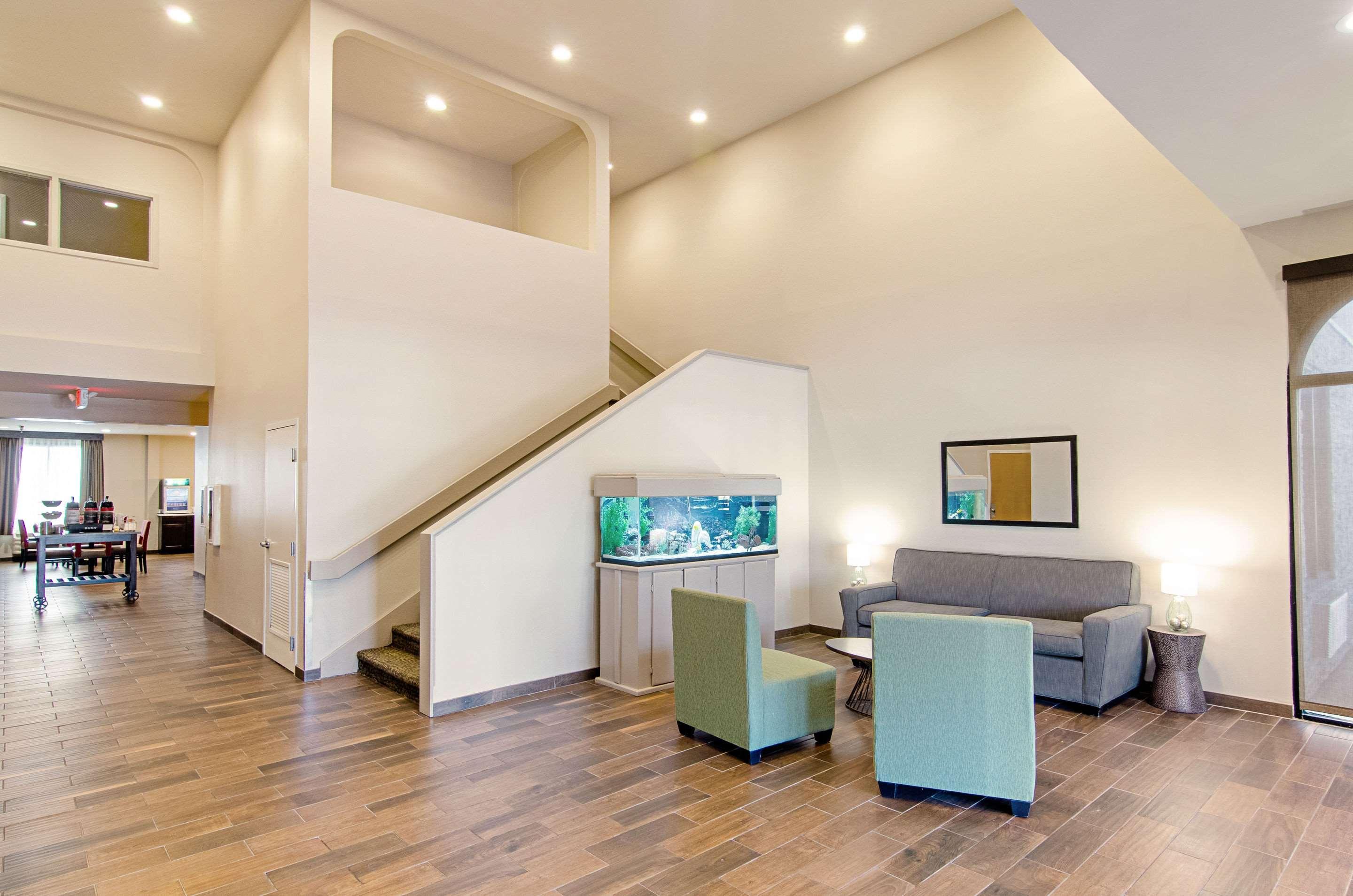 Quality Inn & Suites Near Tanger Outlet Mall Gonzales Ngoại thất bức ảnh