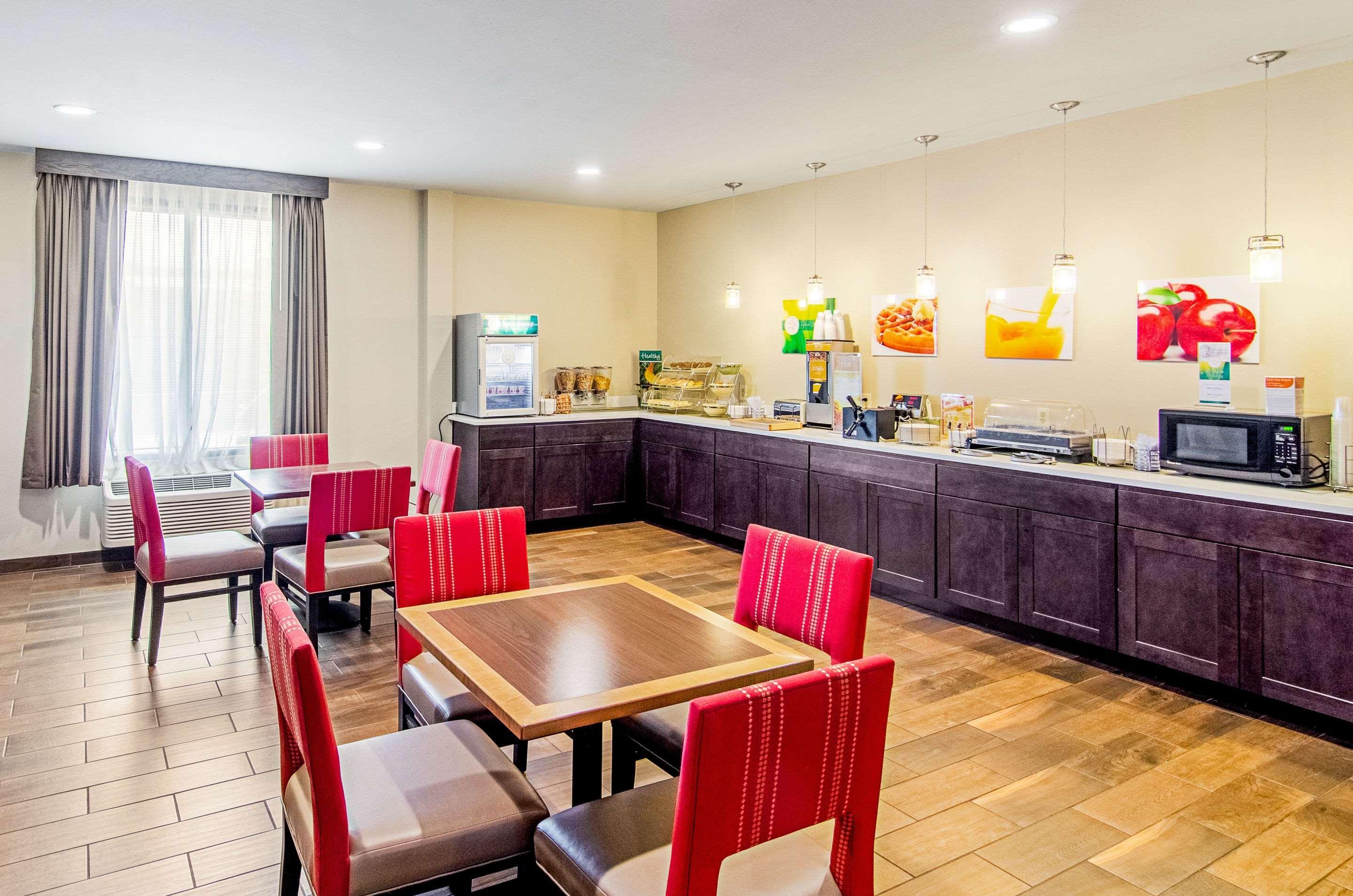 Quality Inn & Suites Near Tanger Outlet Mall Gonzales Ngoại thất bức ảnh