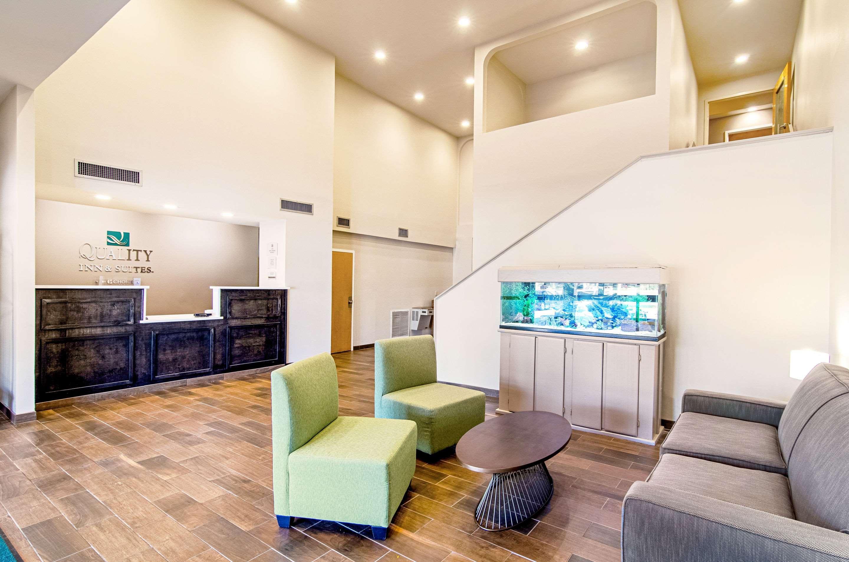 Quality Inn & Suites Near Tanger Outlet Mall Gonzales Ngoại thất bức ảnh