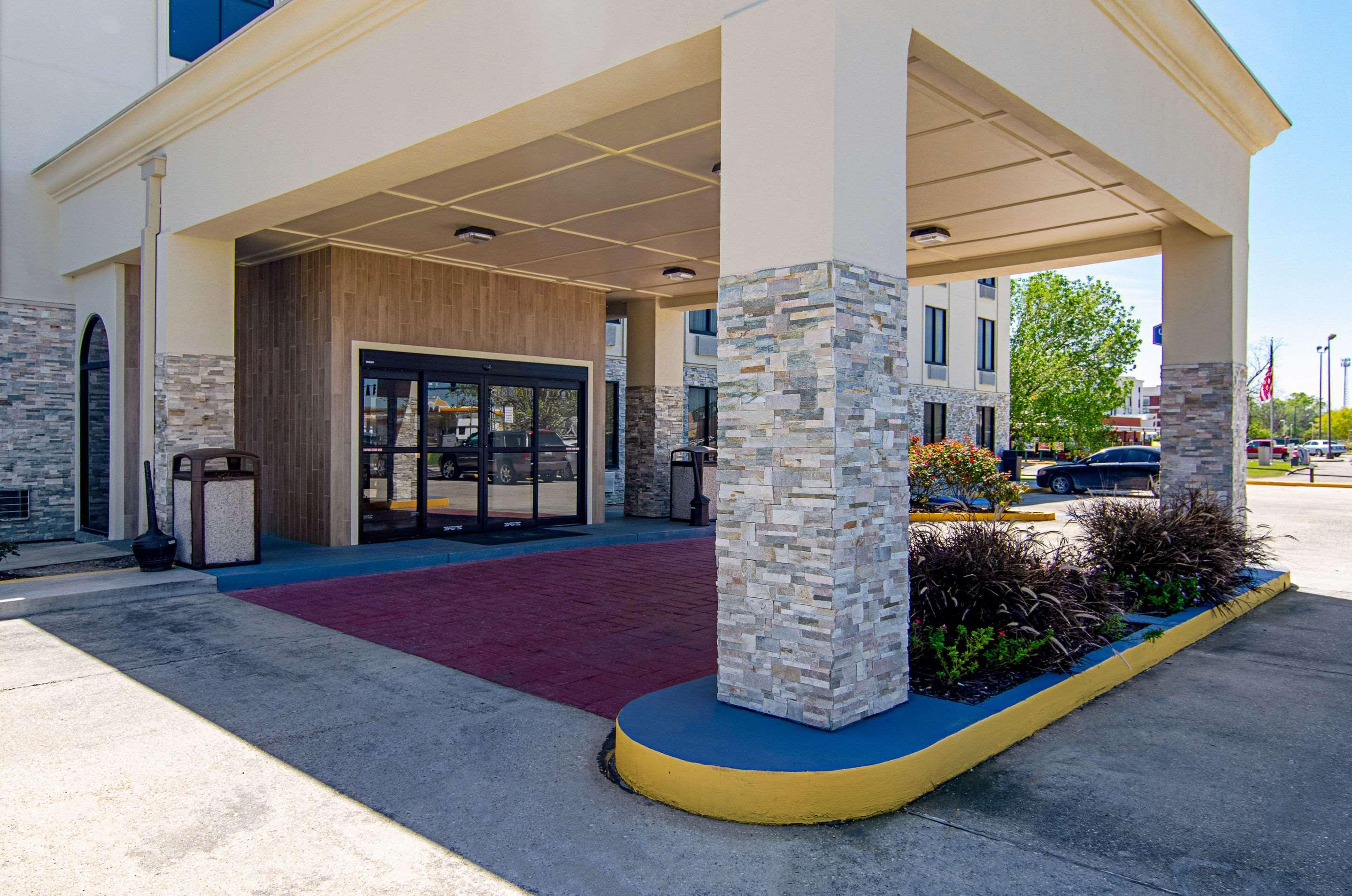 Quality Inn & Suites Near Tanger Outlet Mall Gonzales Ngoại thất bức ảnh
