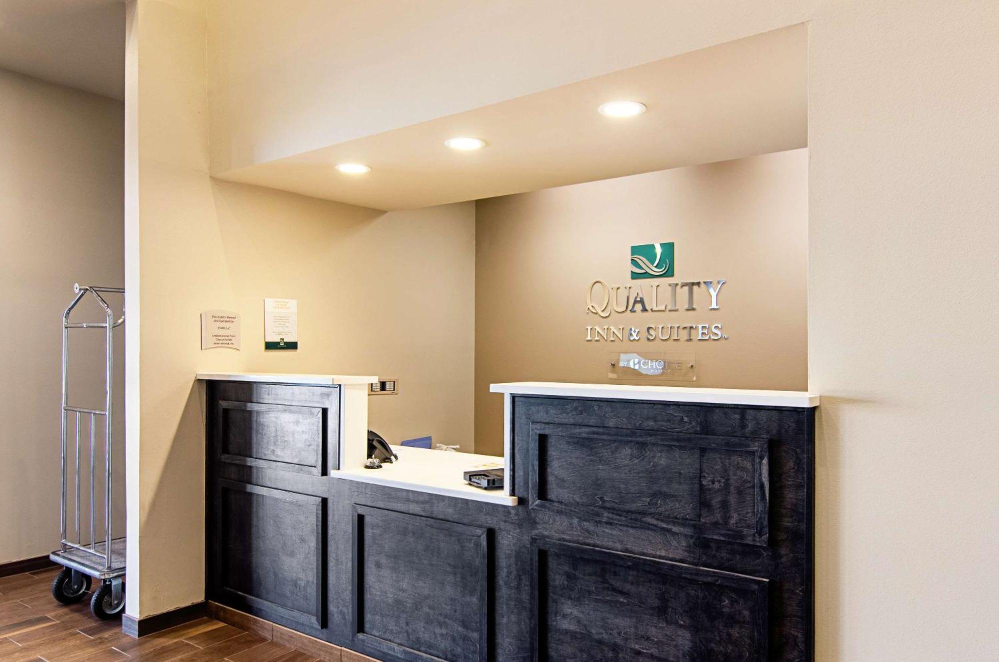 Quality Inn & Suites Near Tanger Outlet Mall Gonzales Ngoại thất bức ảnh