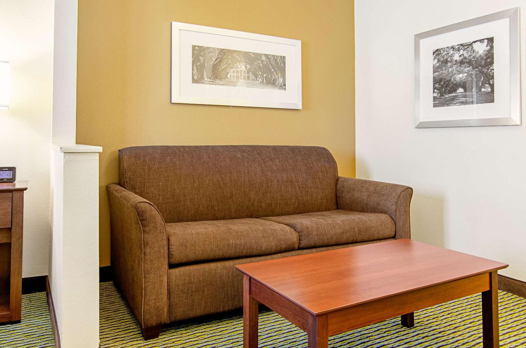 Quality Inn & Suites Near Tanger Outlet Mall Gonzales Ngoại thất bức ảnh