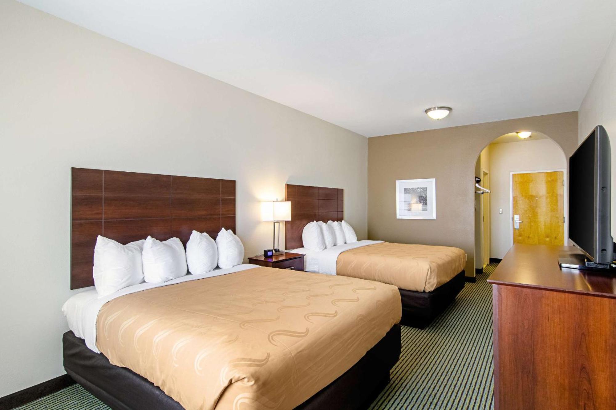 Quality Inn & Suites Near Tanger Outlet Mall Gonzales Ngoại thất bức ảnh