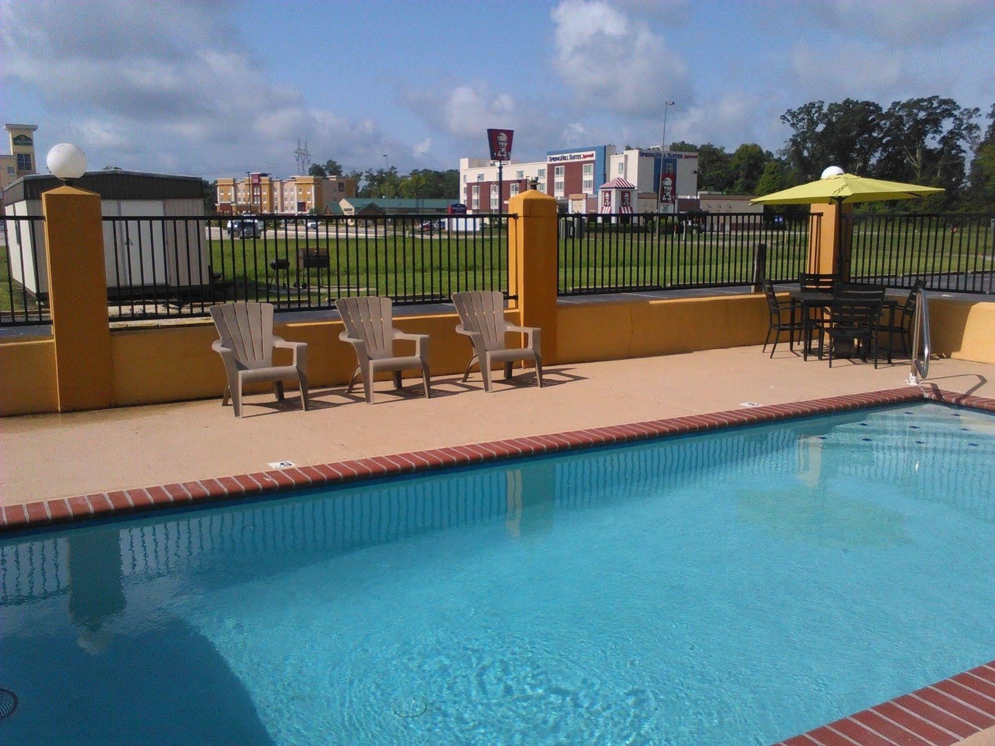 Quality Inn & Suites Near Tanger Outlet Mall Gonzales Ngoại thất bức ảnh